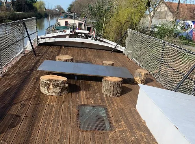 Bateau-hôtel Dans Peniche Un Air De *